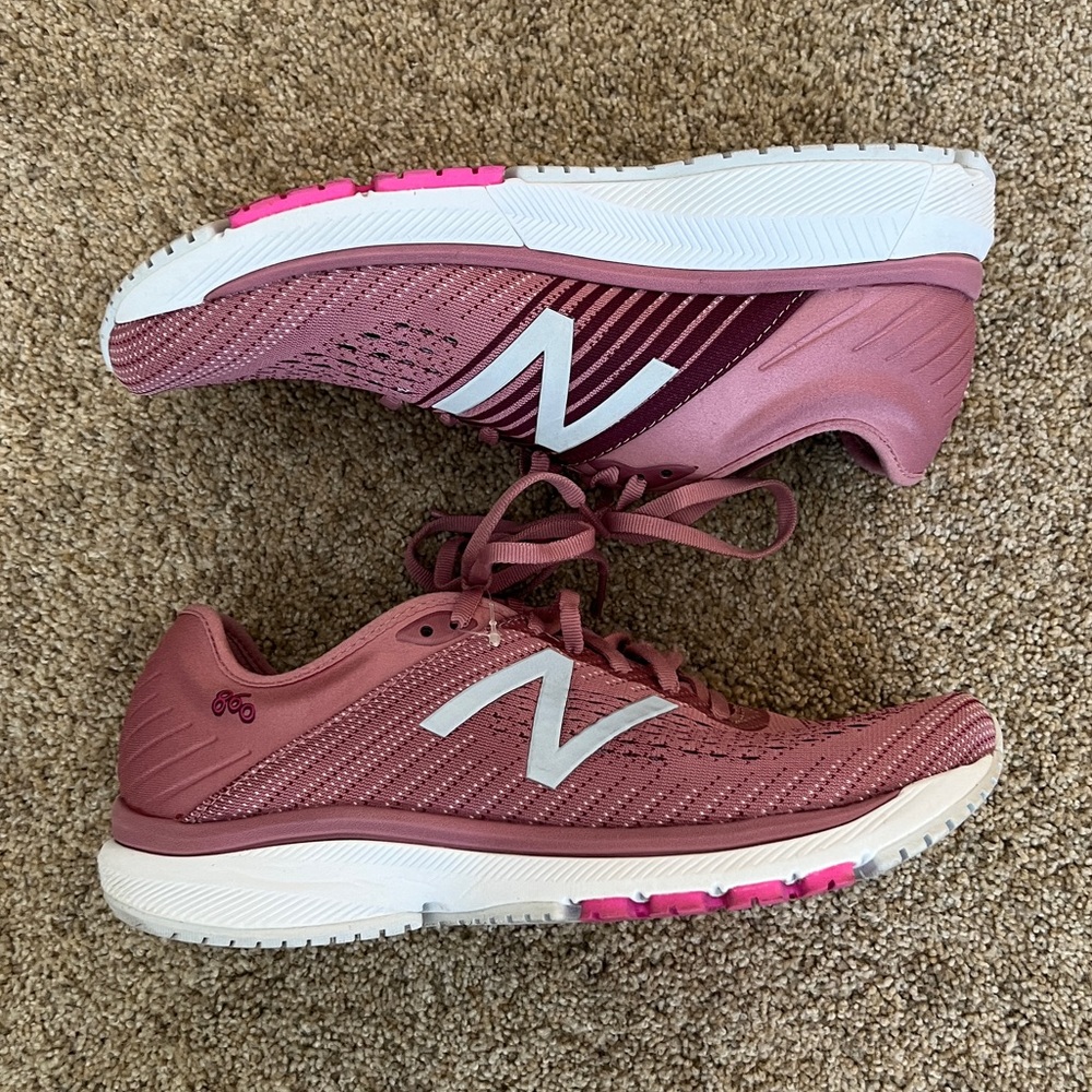 Size 10d, Rose pink New Balance 860 v.10 running shoes in new condition